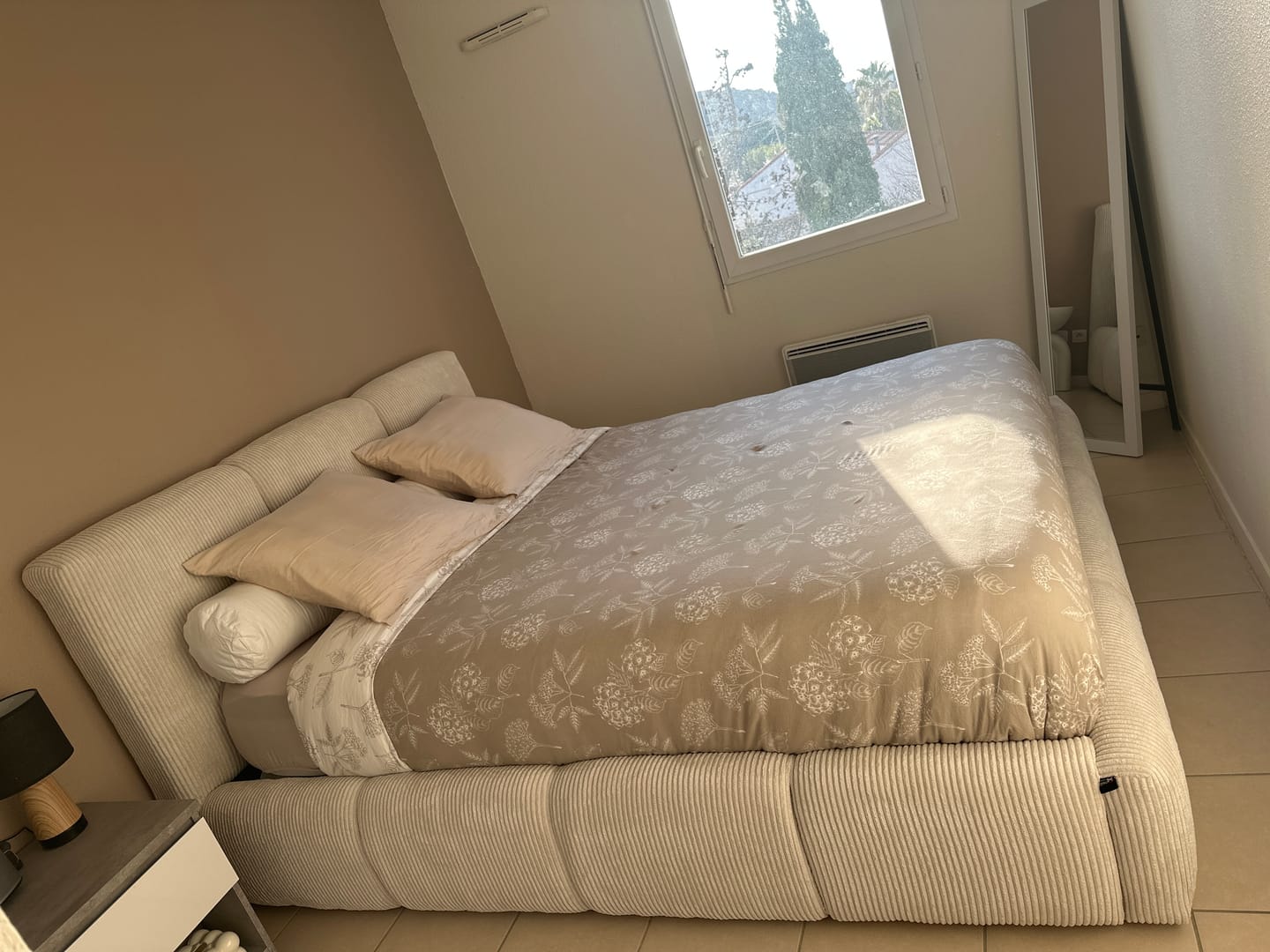 Customer photo review of Lit rembourré avec coffre de rangement - SOPHIE