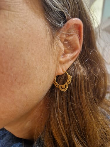 Customer photo review of עגילי חישוק טאג'