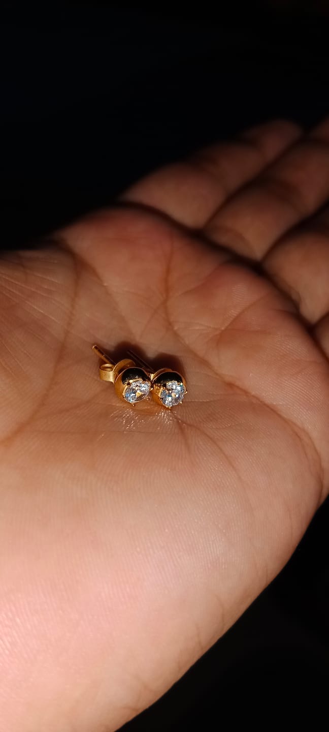 Customer photo review of Classic Gold Solitaire Diamond Studds