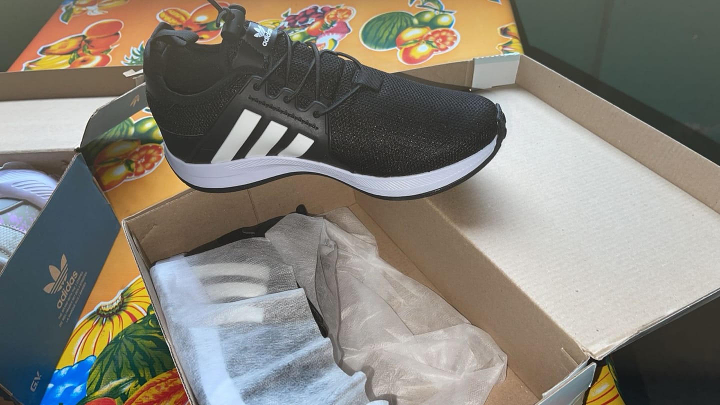 Customer photo review of Tenis 018 Negro Blanco