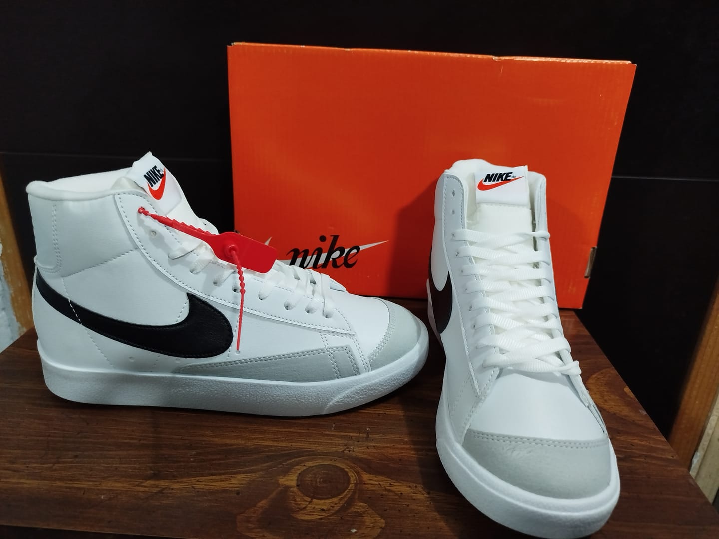 Customer photo review of Tenis Blazer Bota Blanco Negro