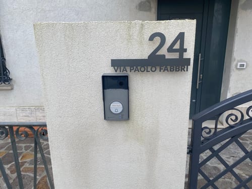 Customer photo review of Numero civico e testo sagomato modello Line 02 Alluminio