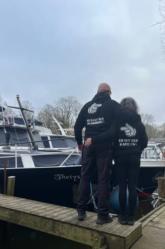 Customer photo review of sie sagt wo es langgeht Rückendruck | Premium Hoodie unisex