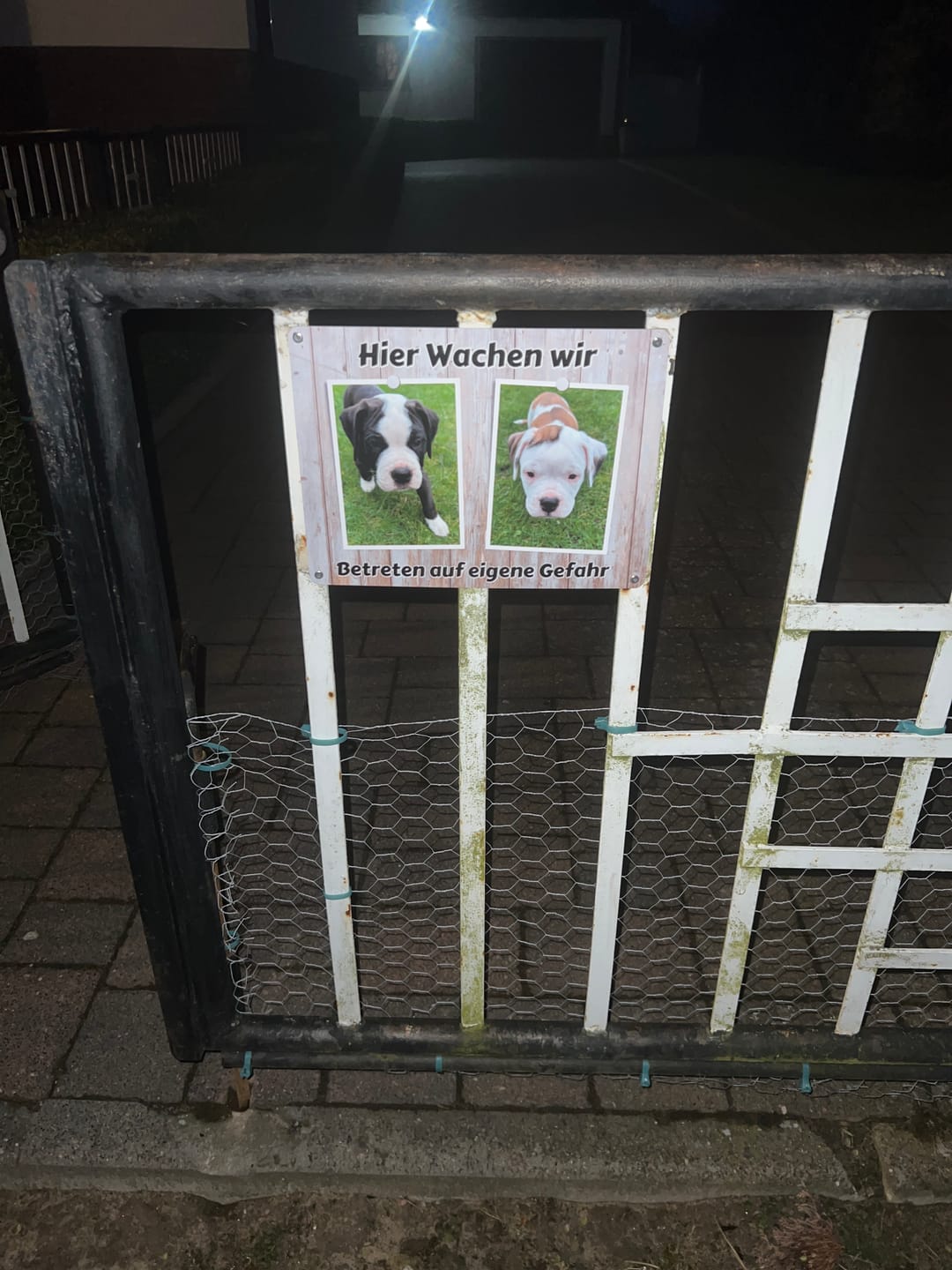 Customer photo review of Hunde-Türschild personalisiert mit Foto & Text (UV- und wetterfest)