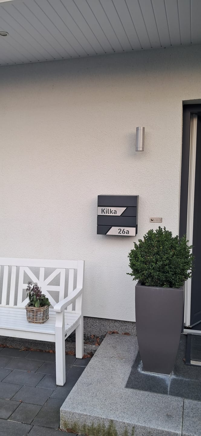 Customer photo review of AlbersDesign Briefkasten B1 anthrazit (RAL7016) personalisiert mit Edelstahl-Schildern