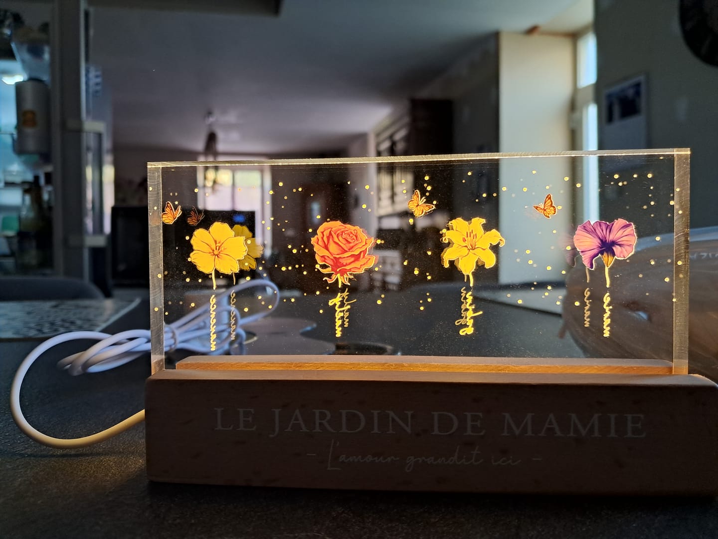Customer photo review of Le Jardin de Mamie - Plaque LED acrylique personnalisée avec fleurs pour Maman et Mamie