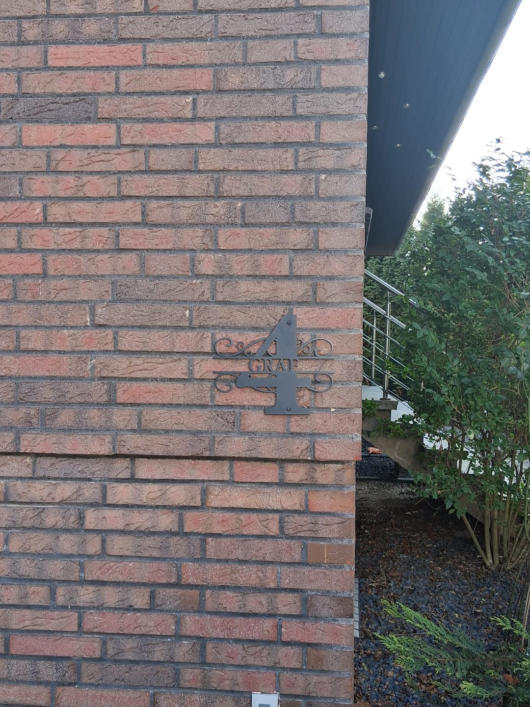 Customer photo review of Hausnummer-Türschild Ornamental Style mit Familiennamen (personalisierbar)