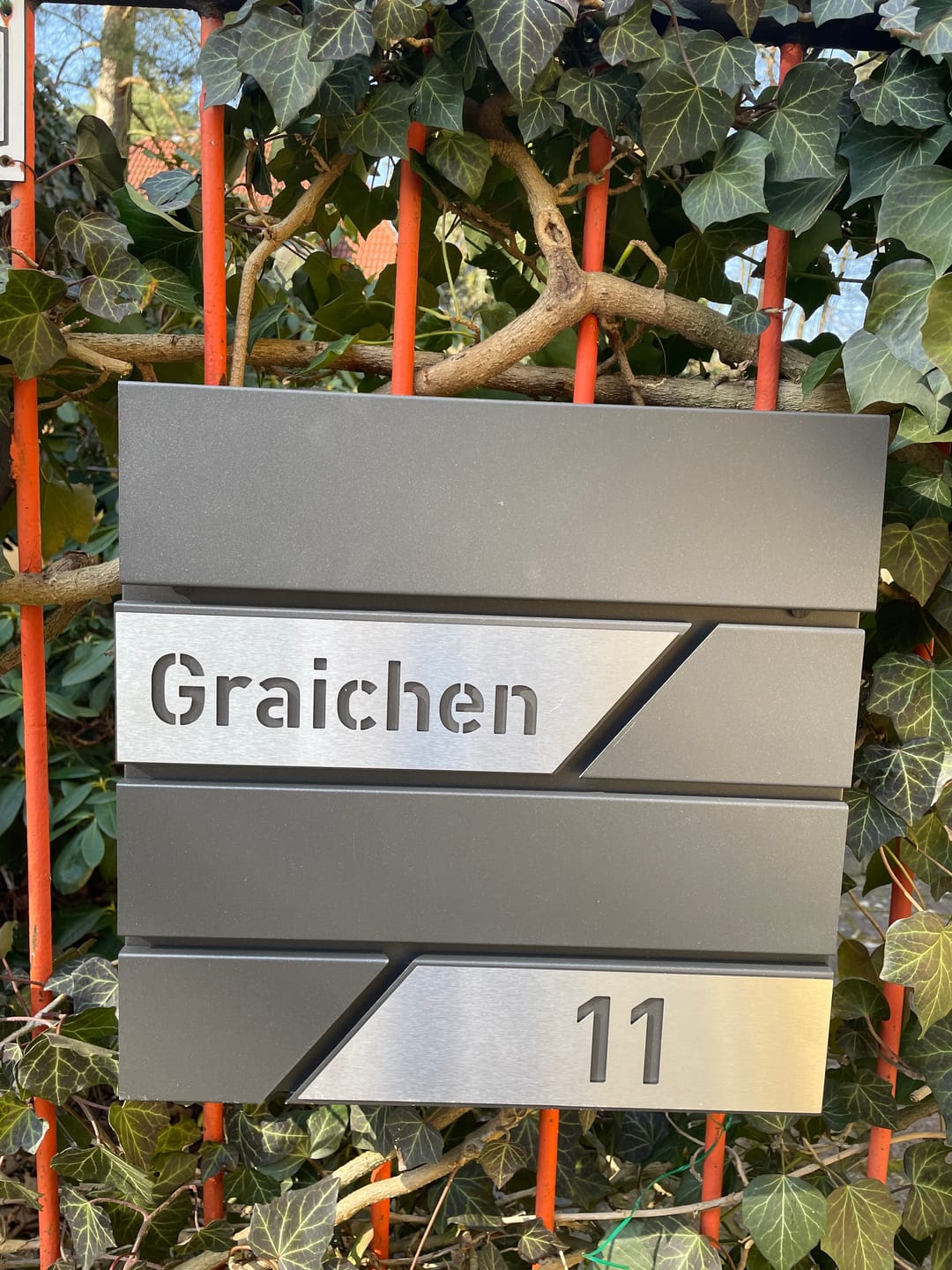 Customer photo review of AlbersDesign Briefkasten B1 Eisenglimmer (DB703) personalisiert mit Edelstahl-Schildern
