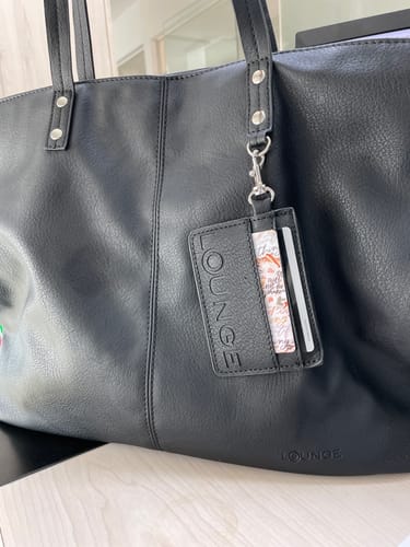 Reseña con foto de un cliente sobre Cartera Tote Mate Tarjetero