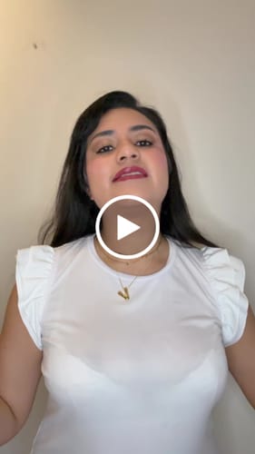 Customer video review of Collar Inicial Bubble Dorado