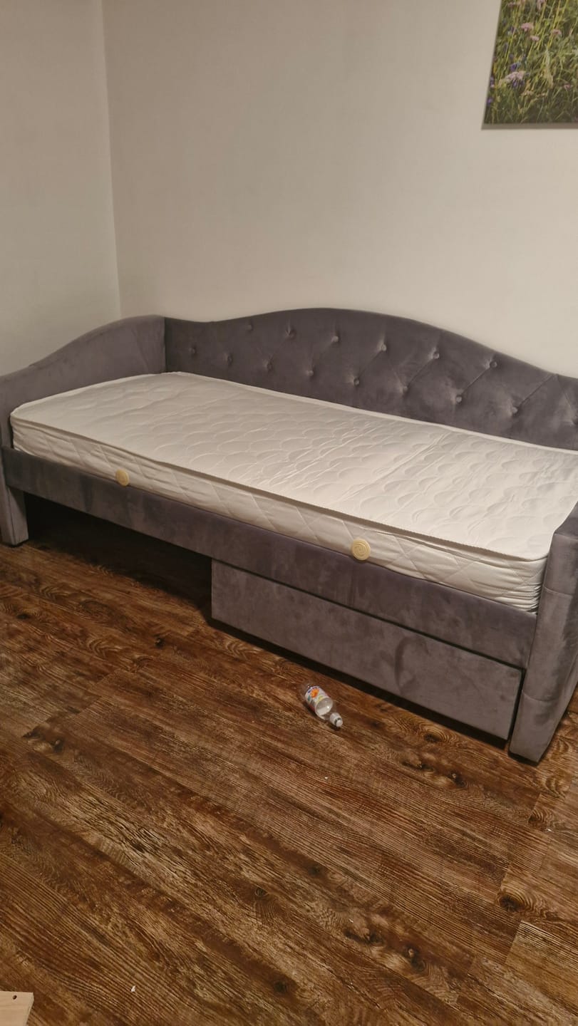 Customer photo review of Pat ALOHA 90x200, stofa catifelata gri, cu somiera si spatiu depozitare