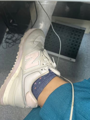 Customer photo review of Zapatilla New Balance 574 Mujer Blanco - Rosado