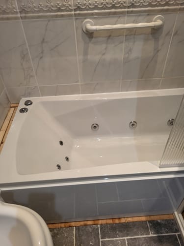 Customer photo review of Nuie Pacific Fluted Square Hinged Bath Screen 1520 x 830mm
