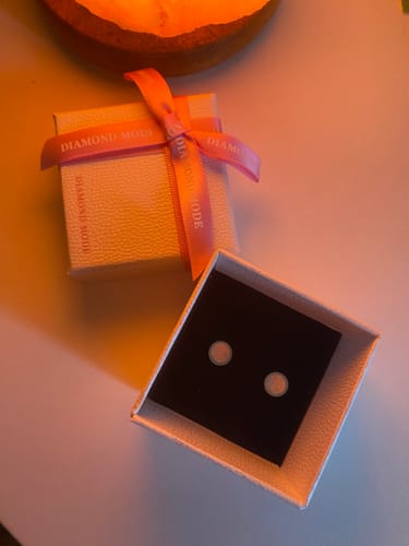 Customer photo review of White Shimmer Ohrstecker | 18K vergoldet