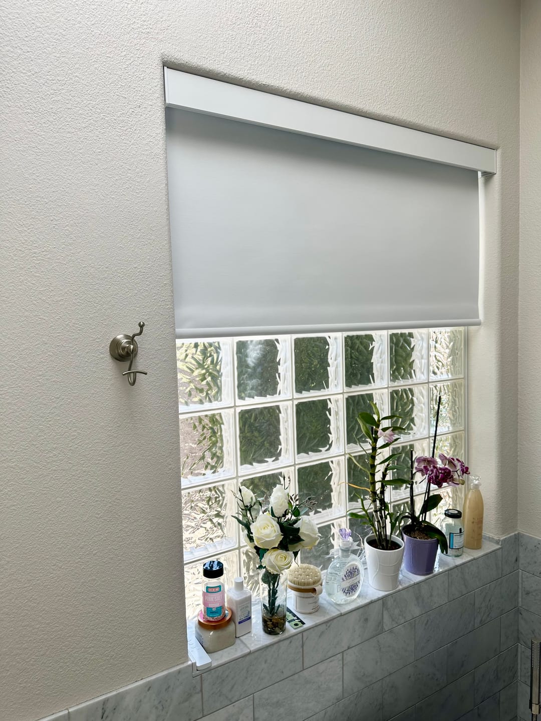 Customer photo review of SmartWings Motorized Roller Shades 100% Blackout Essential