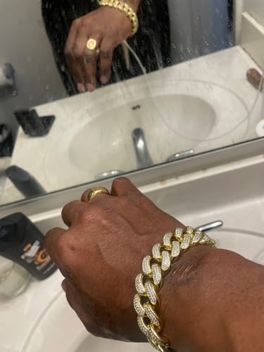 Customer photo review of 【NEW】18mm Iced Out Diamond Cuban  Bracelet