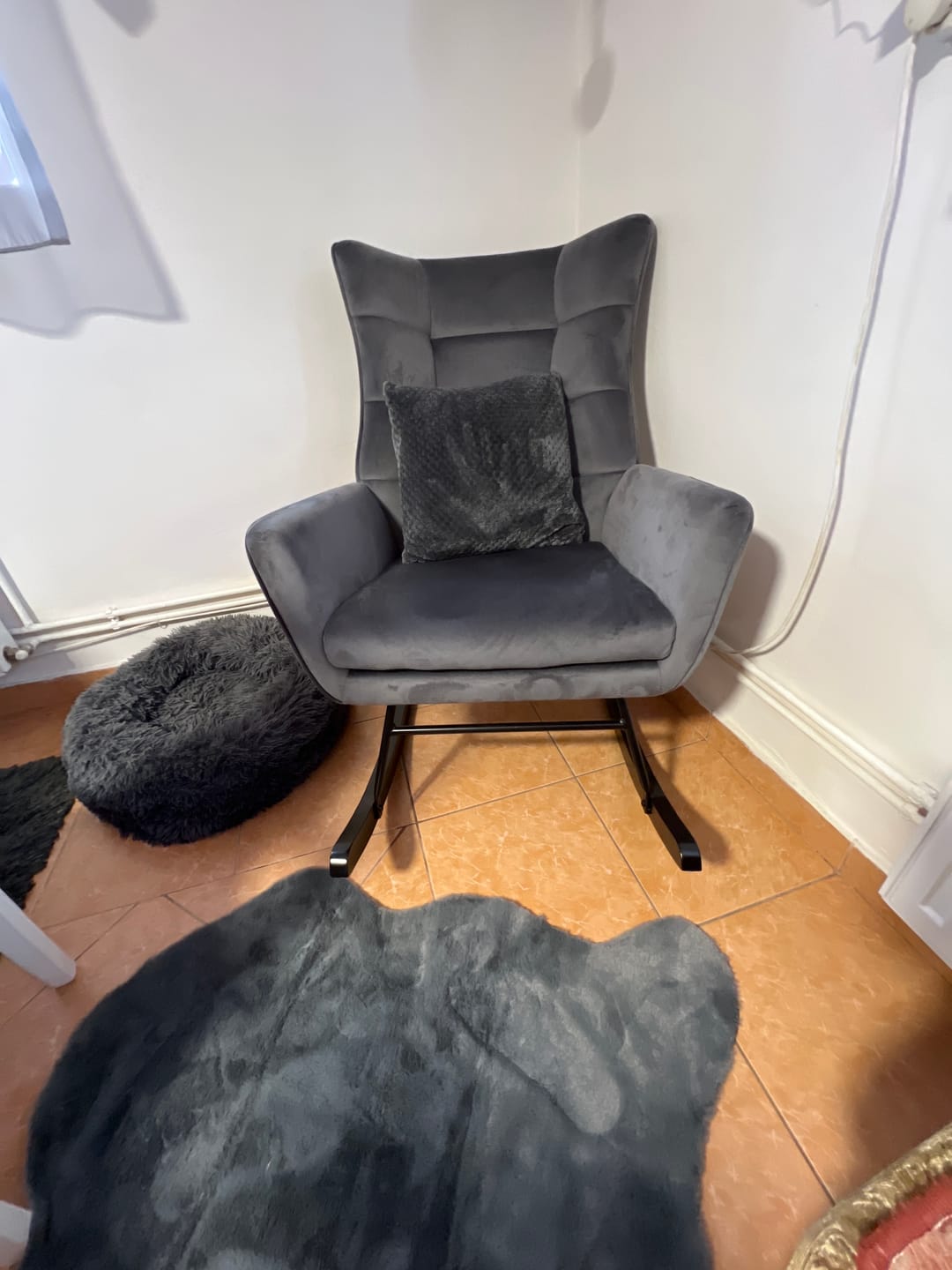 Customer photo review of Fotoliu BAZALTO, gri/negru, stofa catifelata/lemn, 70x90x92 cm