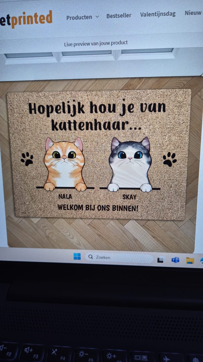 Customer photo review of Welkom bij nieuwsgierige katten - Gepersonaliseerde deurmat