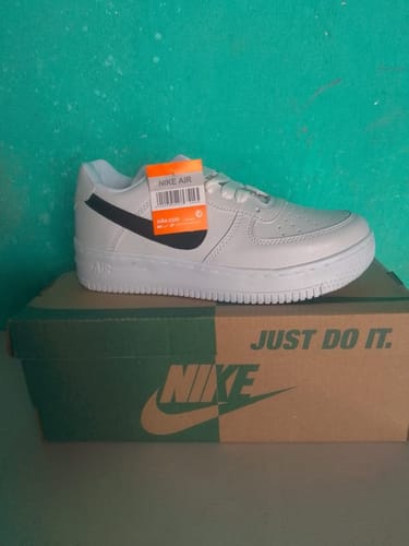 Customer photo review of Tenis 270 Blanco Negro