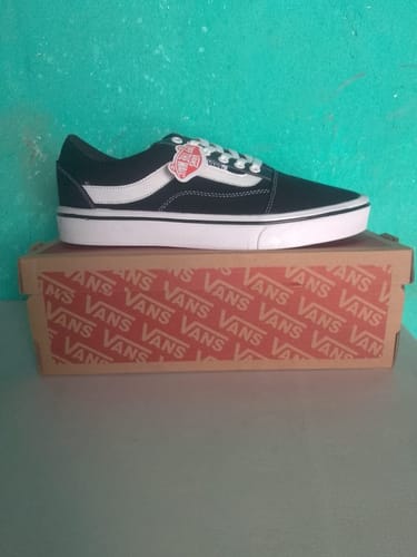Customer photo review of Tenis Vans Choclo Negro Blanco
