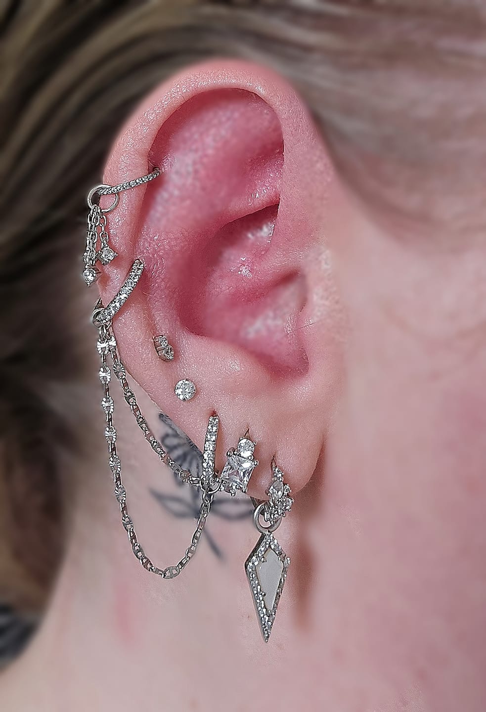 Customer photo review of Threadless Titanium Cartilage Bar