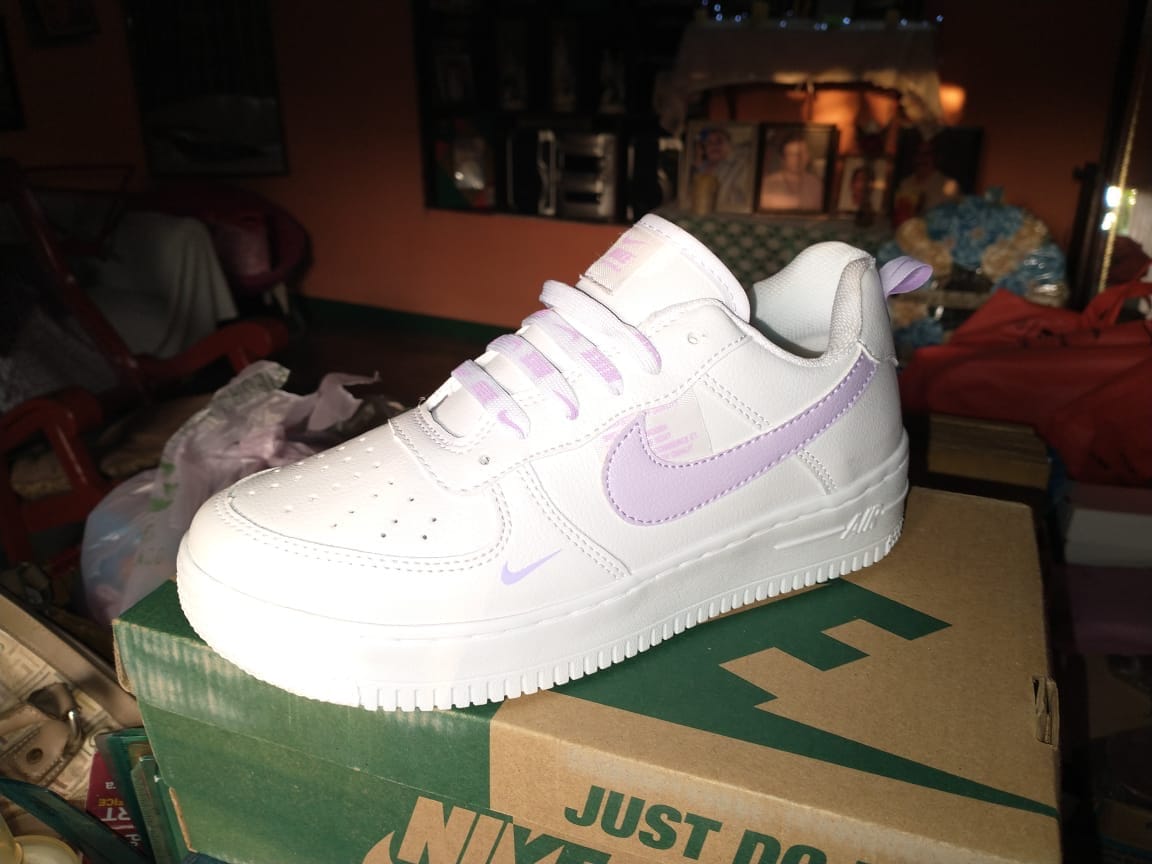 Customer photo review of Tenis 275 Blanco Lila