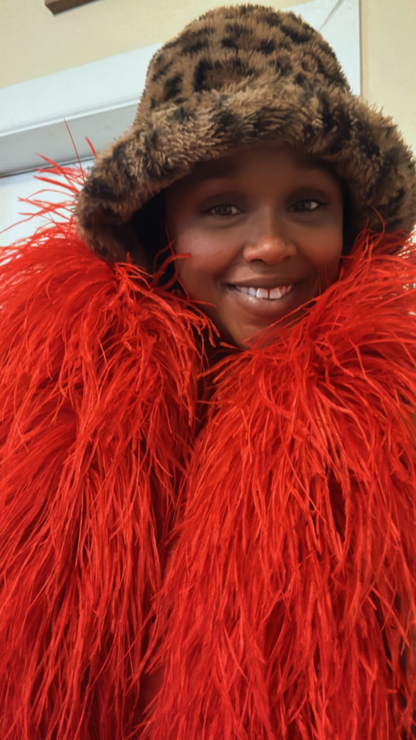 Customer photo review of Lusvious red Luxury Ostrich Feather Boa 20 ply