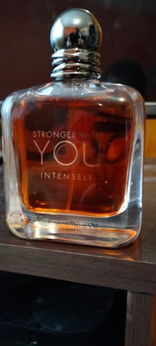 Reseña con foto de un cliente sobre Perfume Emporio Armani Stronger with You Intensely EDP
