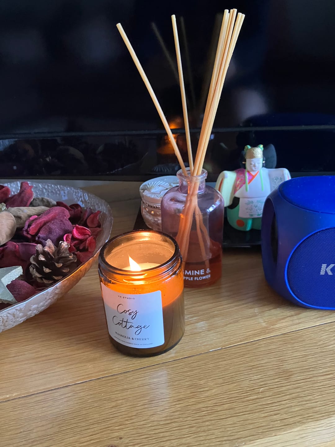 Customer photo review of "Cosy Cottage" Magnolia & Cherry Candle