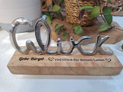 Customer photo review of personalisierte Deko Schriftzug "Glück" aus Metall 17cm Holzaufsteller