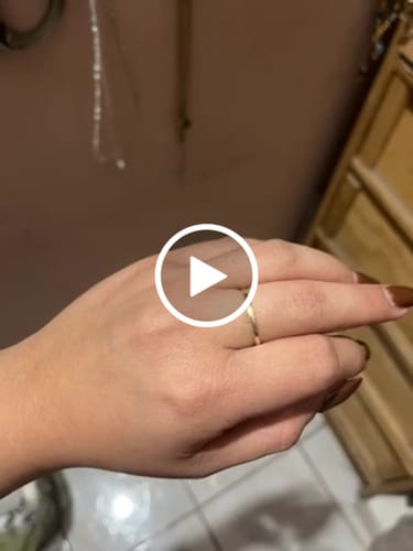 Customer video review of Anillo Liso Con Torcedura Oro 10K