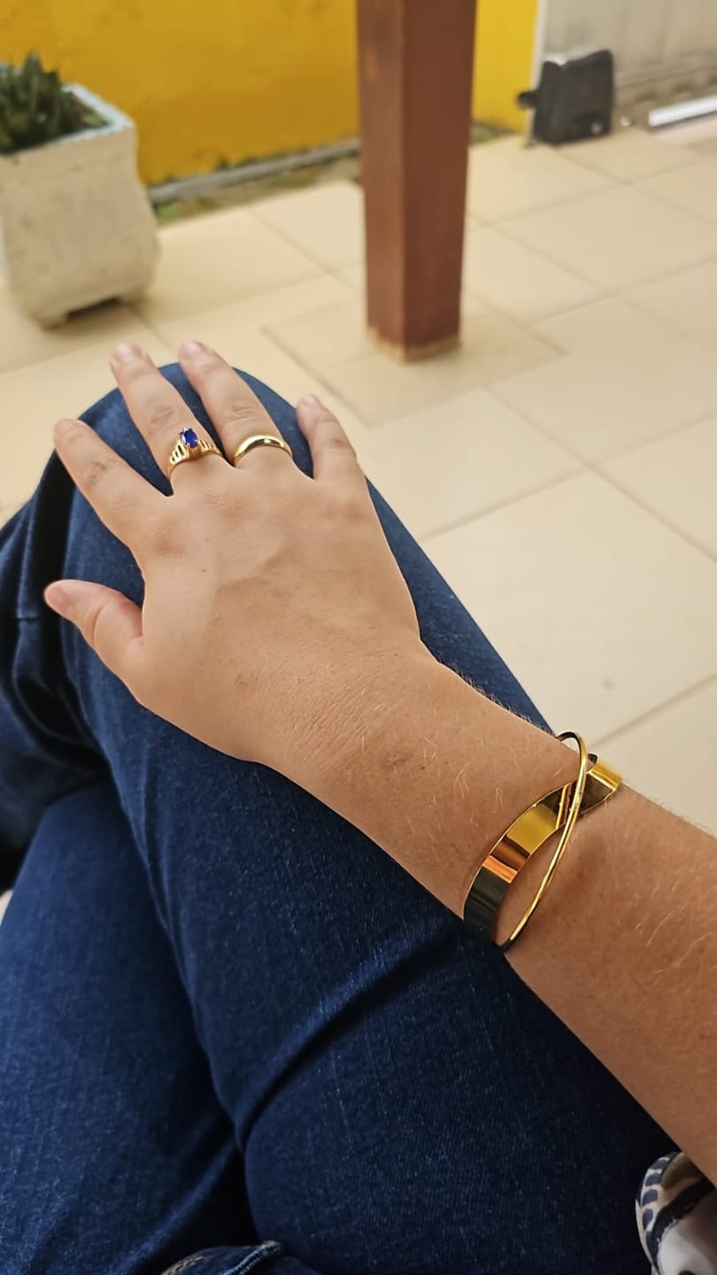 Customer photo review of Bracelete Inter Banhado em Ouro 18k