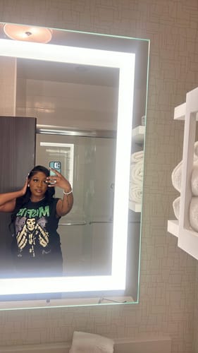 Customer photo review of Streetwear Misfits Skull Crop Top Tee