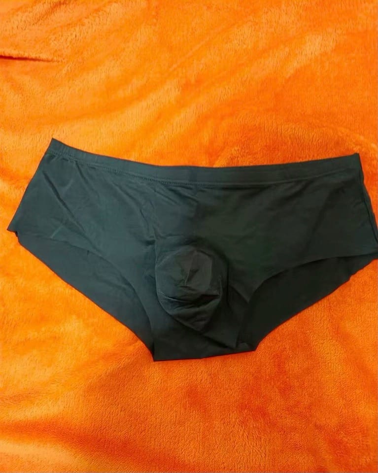 Customer photo review of Men's Breathable Seamless Thin Briefs