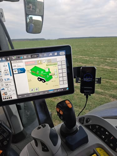 Customer photo review of NEU! Gadgetme Wireless Handyhalterung für  Case, New Holland, Steyr (AFS 700 Plus u. IntelliView 12 )