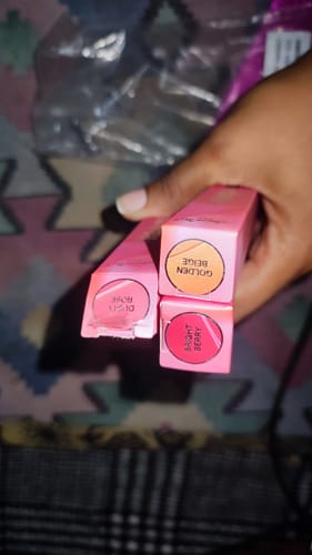 Customer photo review of Lápiz Labial Líquido Mate Velvety Kiss Surtido Amor Us - Venta al por mayor Pack 8 Unidades (CO-VELVETY)
