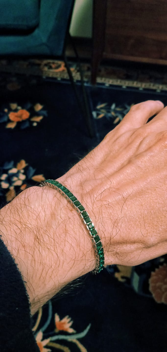 Customer photo review of Bracciale tennis pietre verdi taglio carrè 4mm