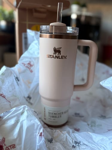 Customer photo review of The Holiday Quencher H2.O FlowState™ Tumbler | 30 OZ | 0.88L (Gilded Sugar) - Disponivel