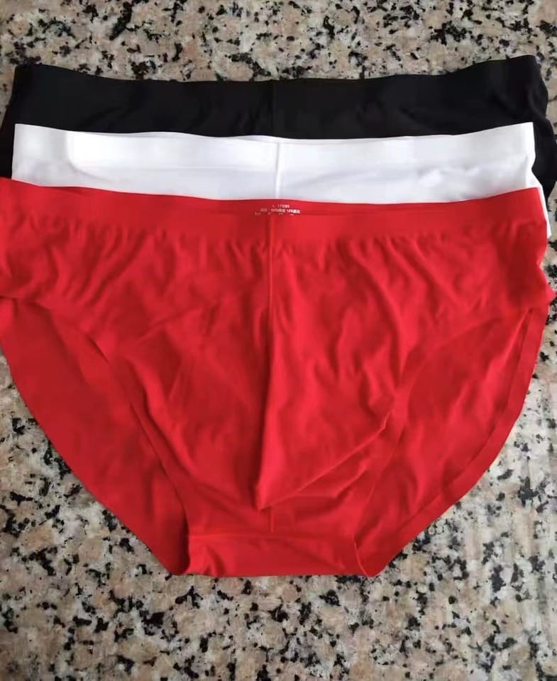 Customer photo review of Men's Breathable Seamless Thin Briefs