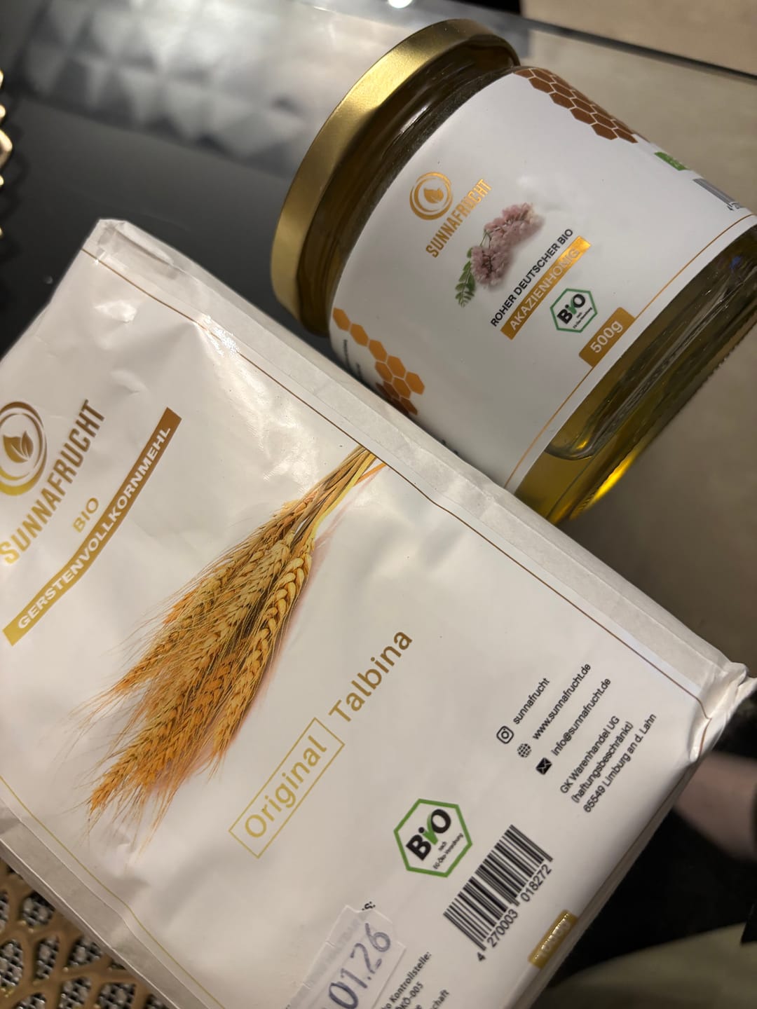 Customer photo review of Bio Akazienhonig von Sunnafrucht® | 500g | Roh & Natürlich | Mild-Süßer Geschmack | Roher Honig | Naturschutzgebiet in Bayern | Ideal für Tee & Müsli | Imkermeister-Qualität