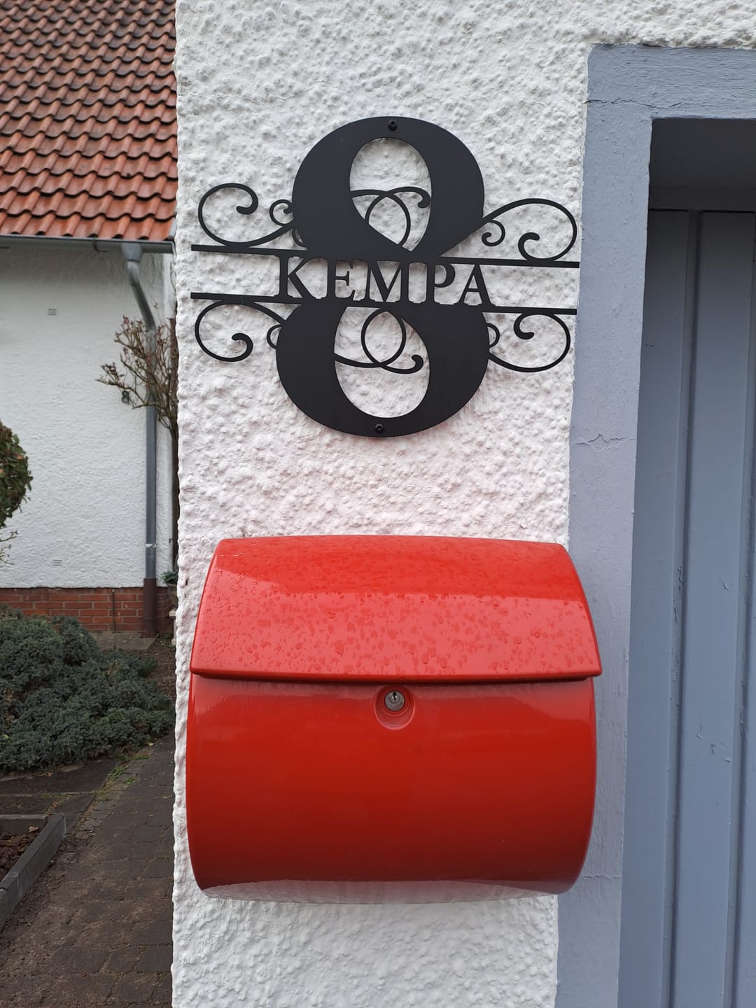 Customer photo review of Hausnummer-Türschild Ornamental Style mit Familiennamen (personalisierbar)