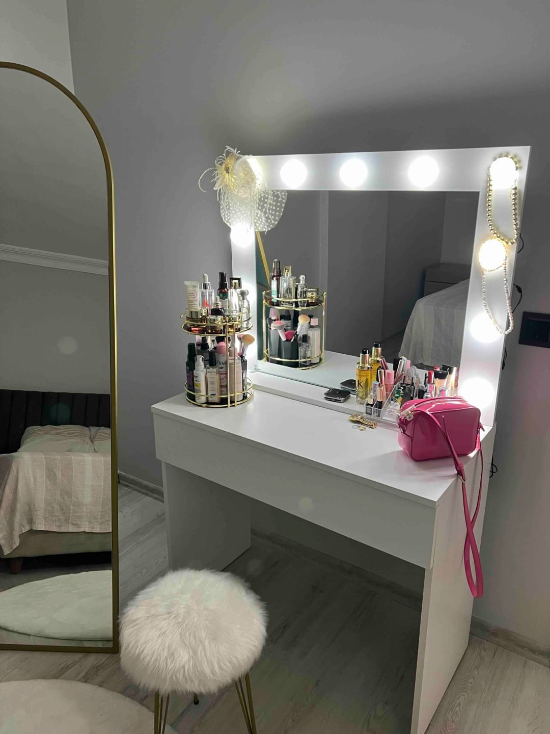 Customer photo review of Rani BJ120 Hollywood Işıklı Aynalı Kulis Makyaj Masası Takı Düzenleyici Beyaz