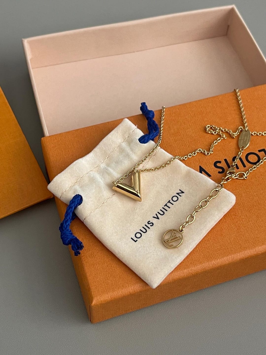 Customer photo review of 【ルイヴィトン】大人気ネックレス・エセンシャルV♪