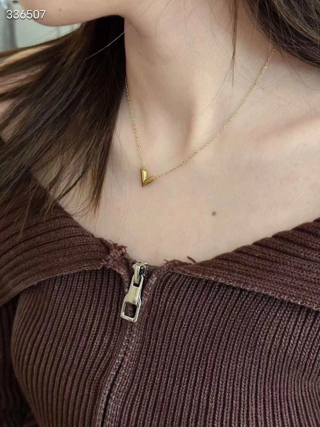 Customer photo review of 【ルイヴィトン】大人気ネックレス・エセンシャルV♪