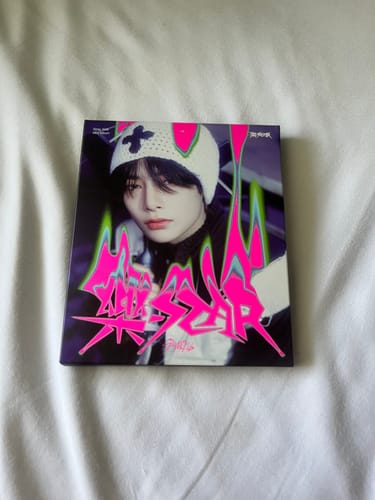 Customer photo review of Stray Kids - 8th Mini Album ROCK-STAR (POSTCARD Ver.) (Random Ver.)