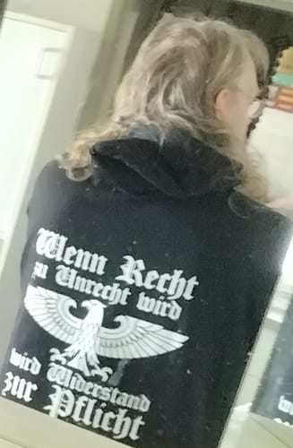 Customer photo review of Wenn Recht zu Unrecht wird - Hoodie Rückendruck