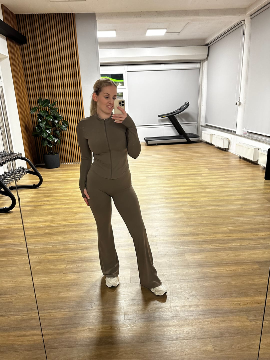Customer photo review of SECOND SKIN SCULPT FLARED LEGGINGS