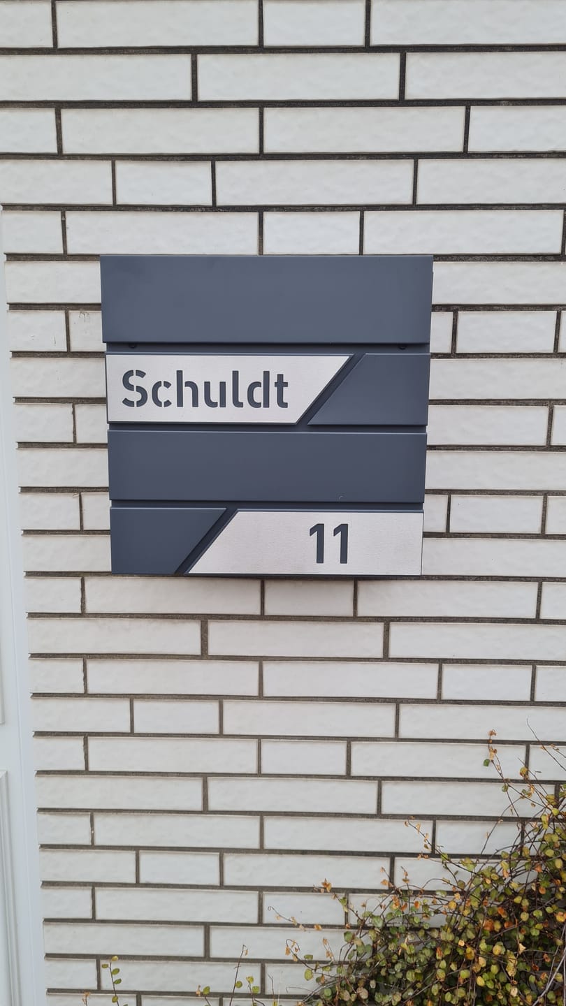 Customer photo review of AlbersDesign Briefkasten B1 anthrazit (RAL7016) personalisiert mit Edelstahl-Schildern