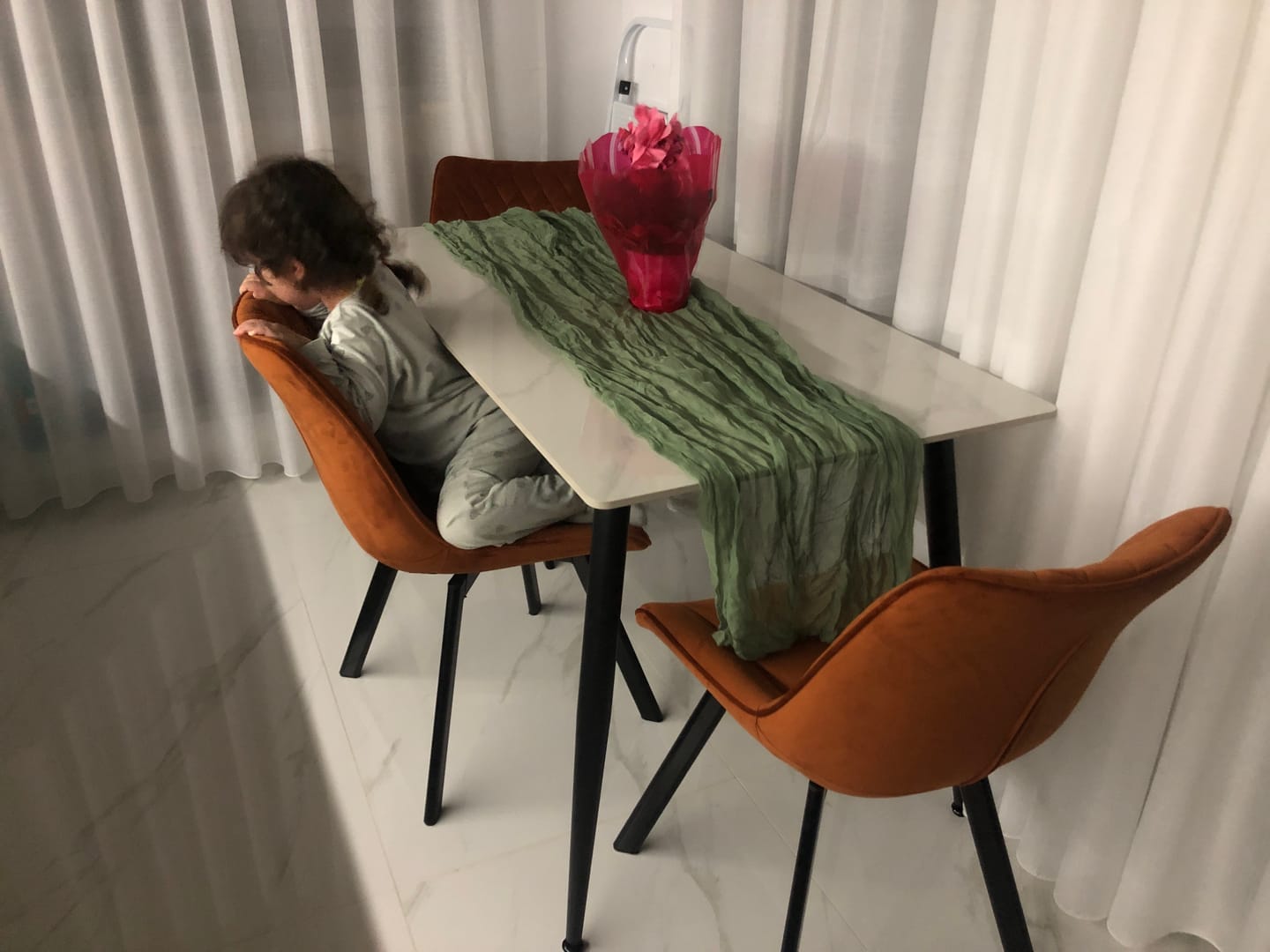 Customer photo review of Scaun rotativ K520, caramiziu/negru, stofa catifelata/metal, 45x63x80 cm