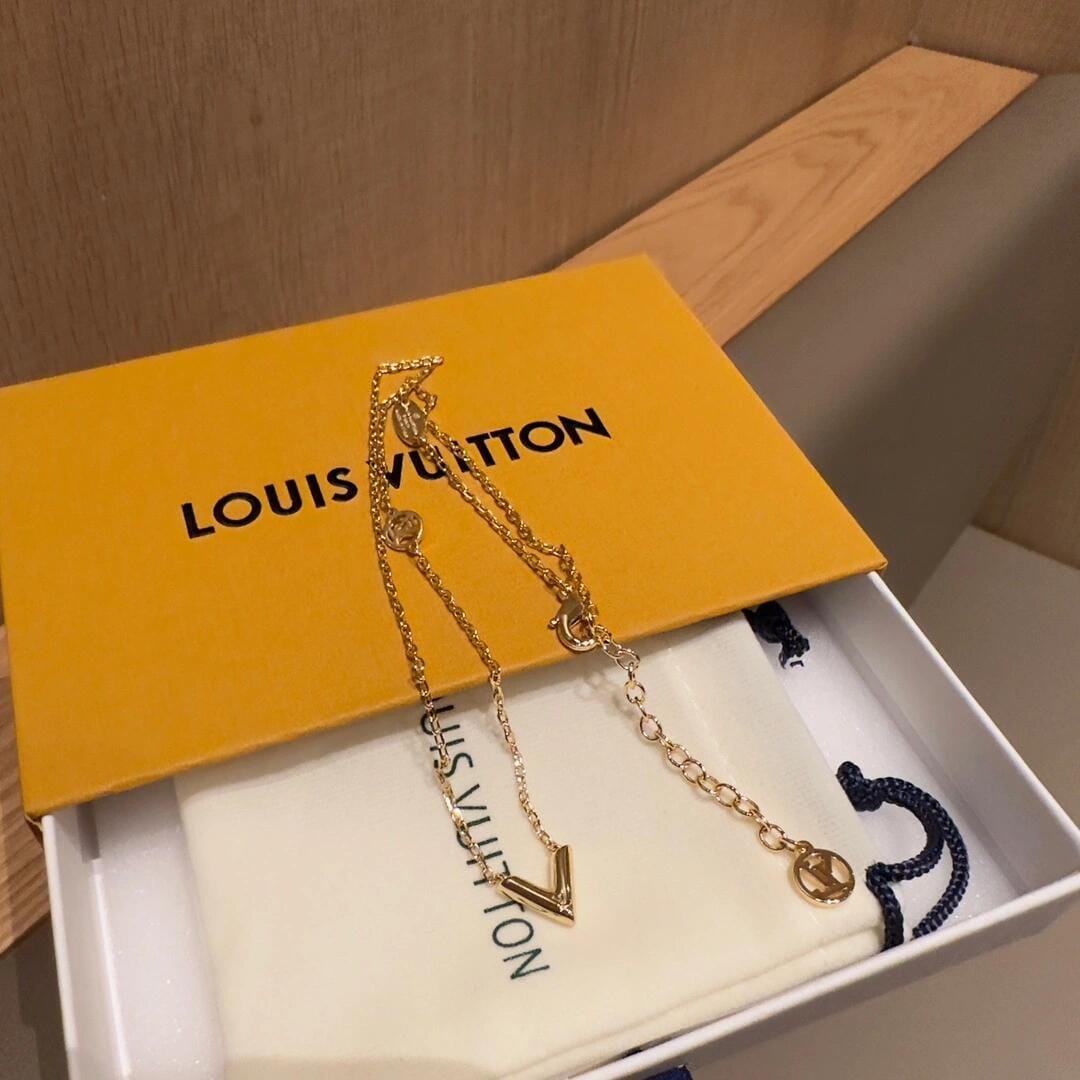Customer photo review of 【ルイヴィトン】大人気ネックレス・エセンシャルV♪